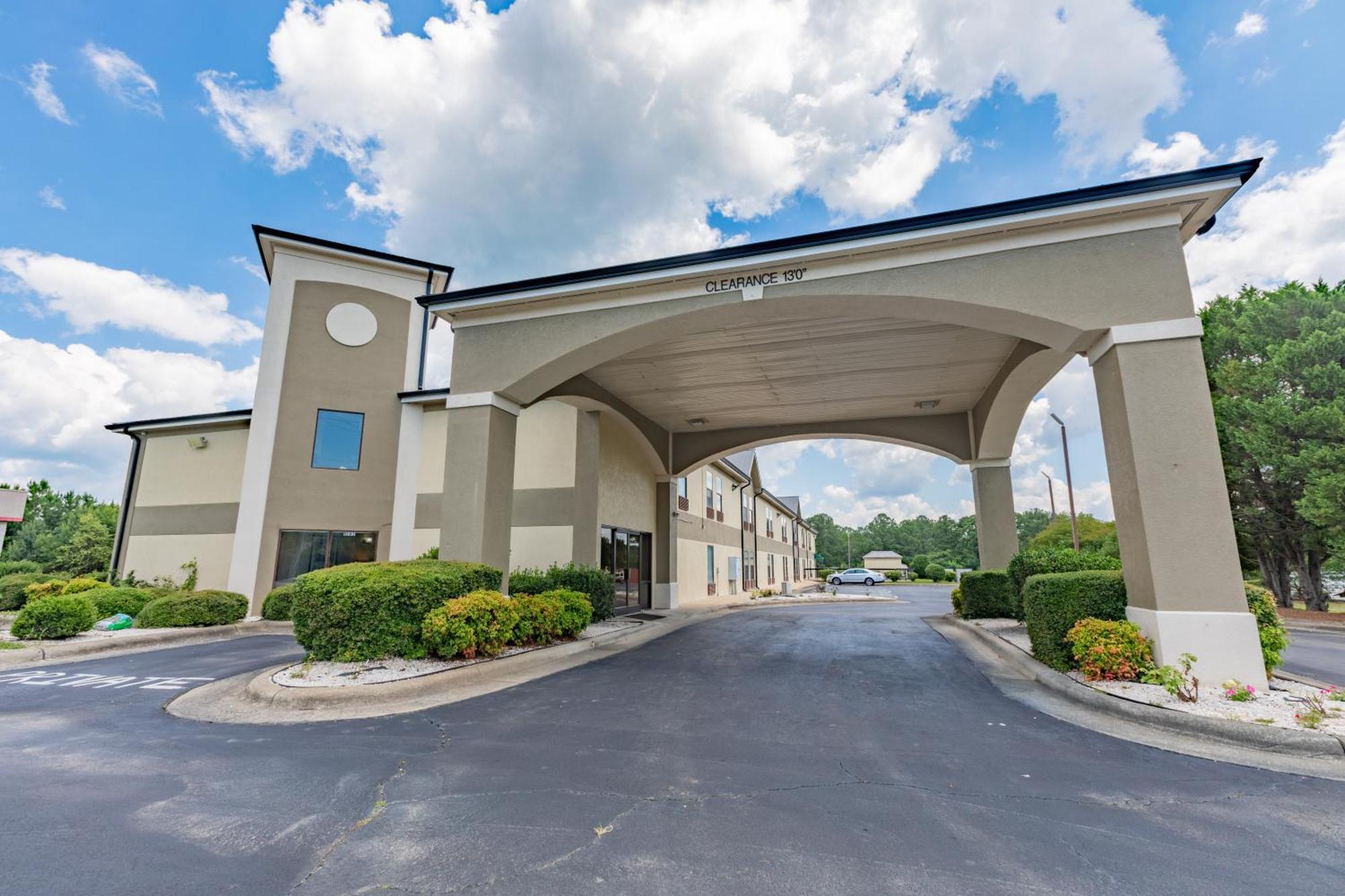 Baymont By Wyndham Creedmoor Hotel Exterior photo
