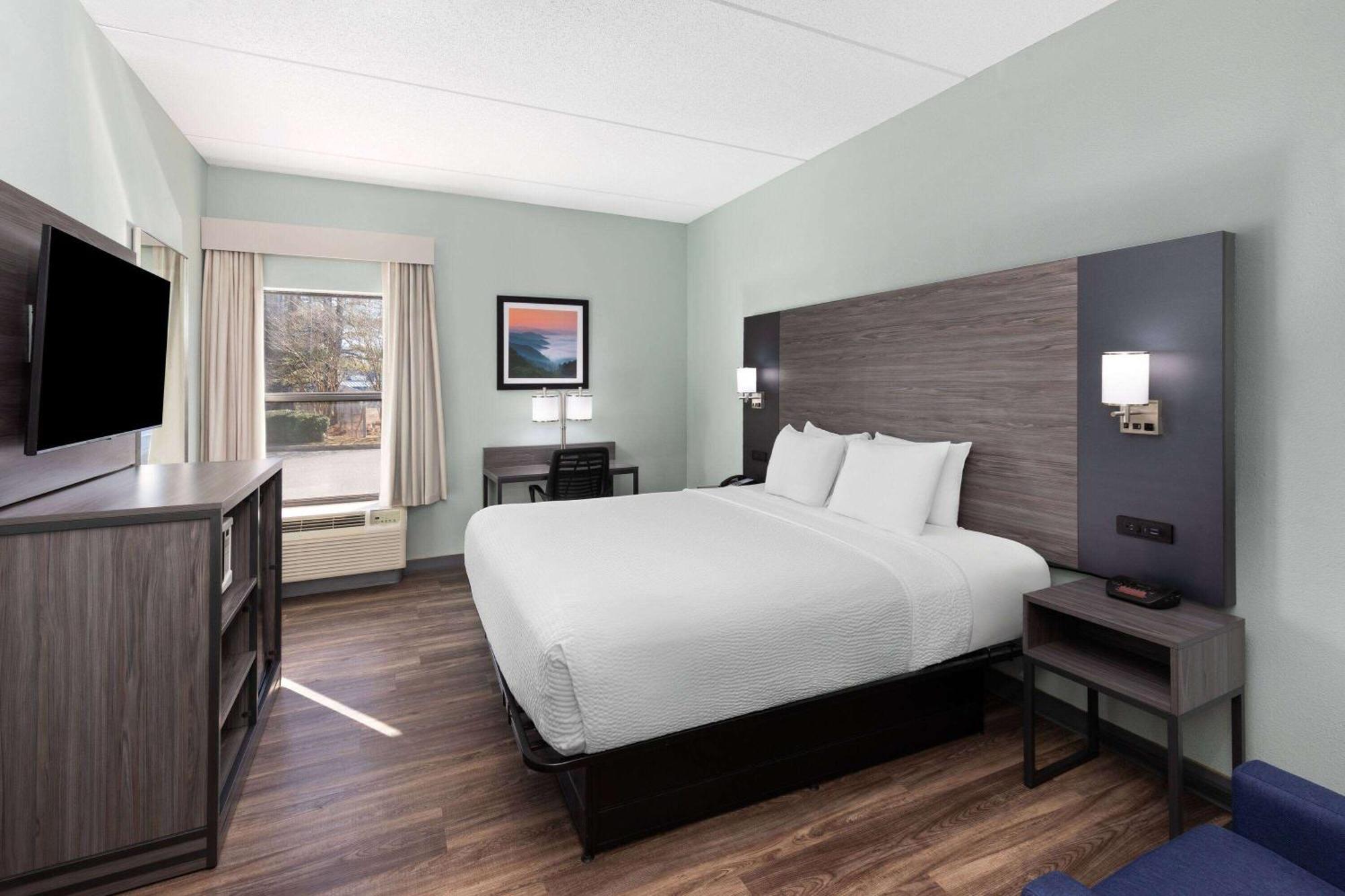 Baymont By Wyndham Creedmoor Hotel Exterior photo