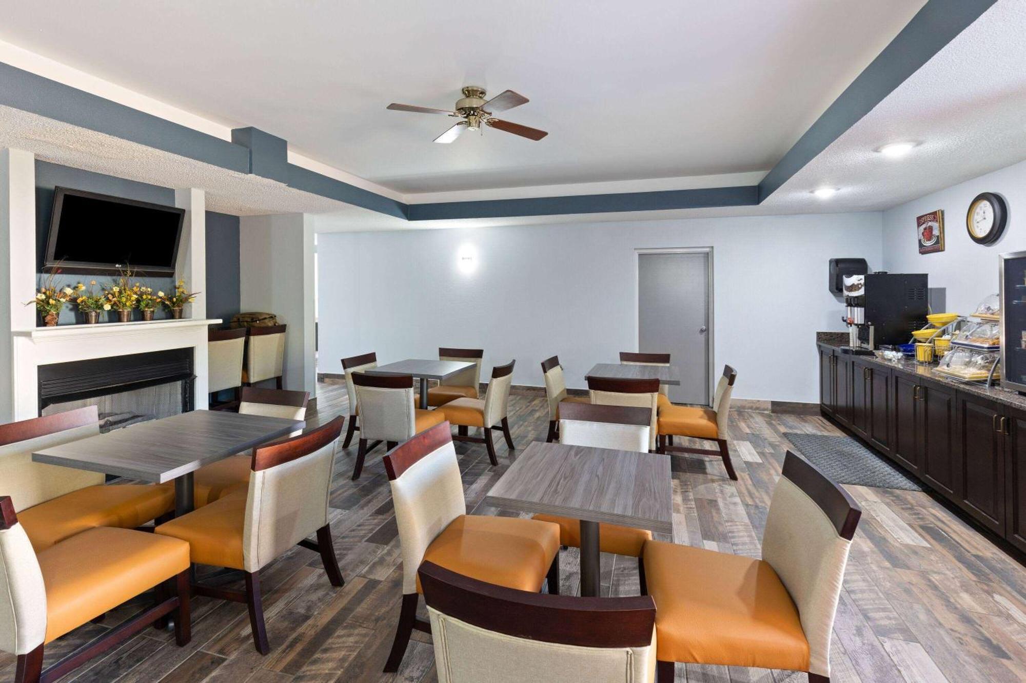 Baymont By Wyndham Creedmoor Hotel Exterior photo