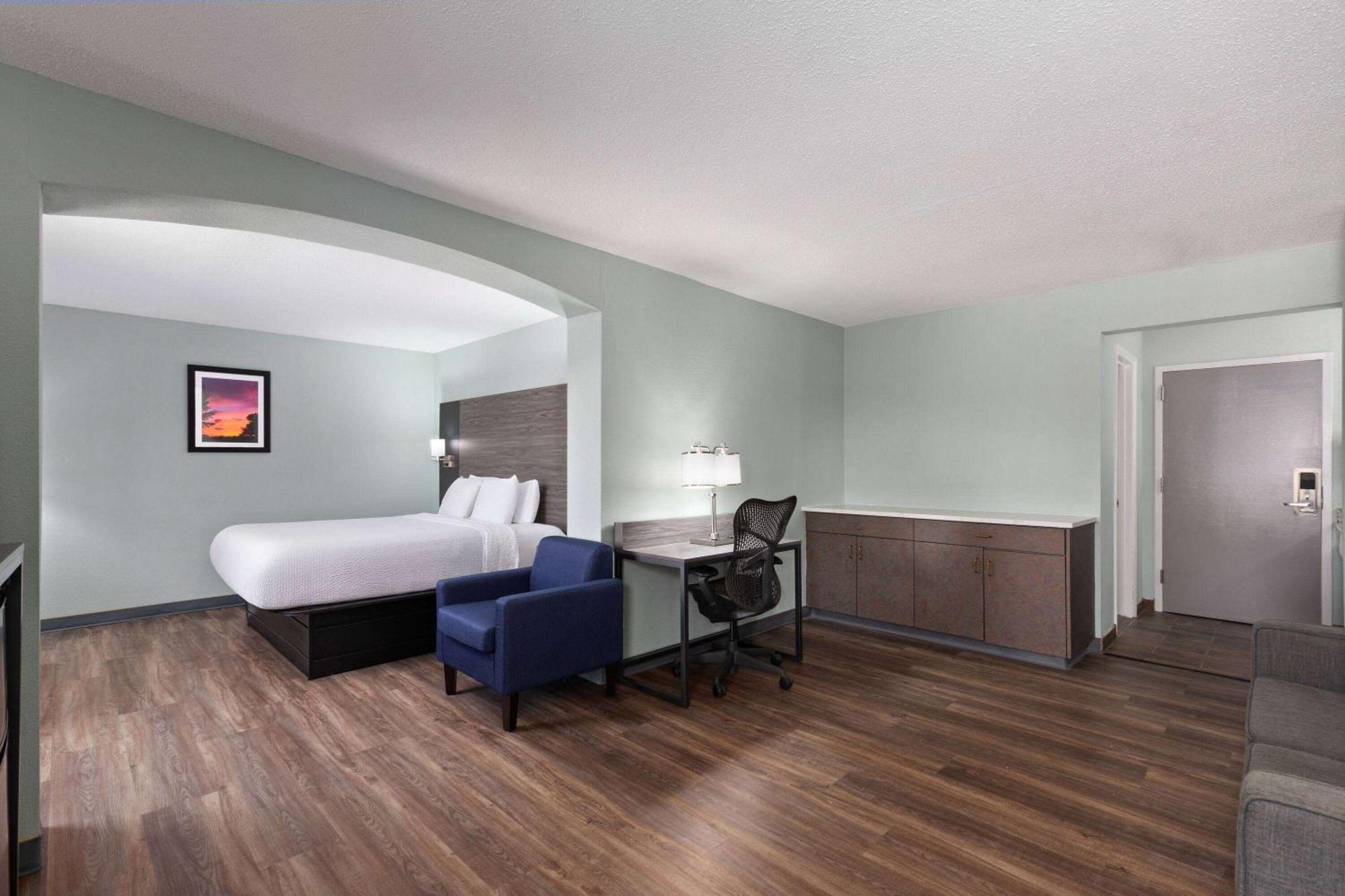 Baymont By Wyndham Creedmoor Hotel Exterior photo