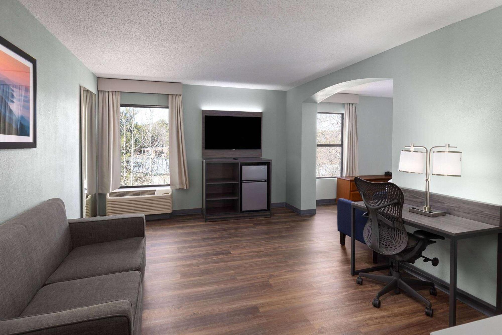 Baymont By Wyndham Creedmoor Hotel Exterior photo