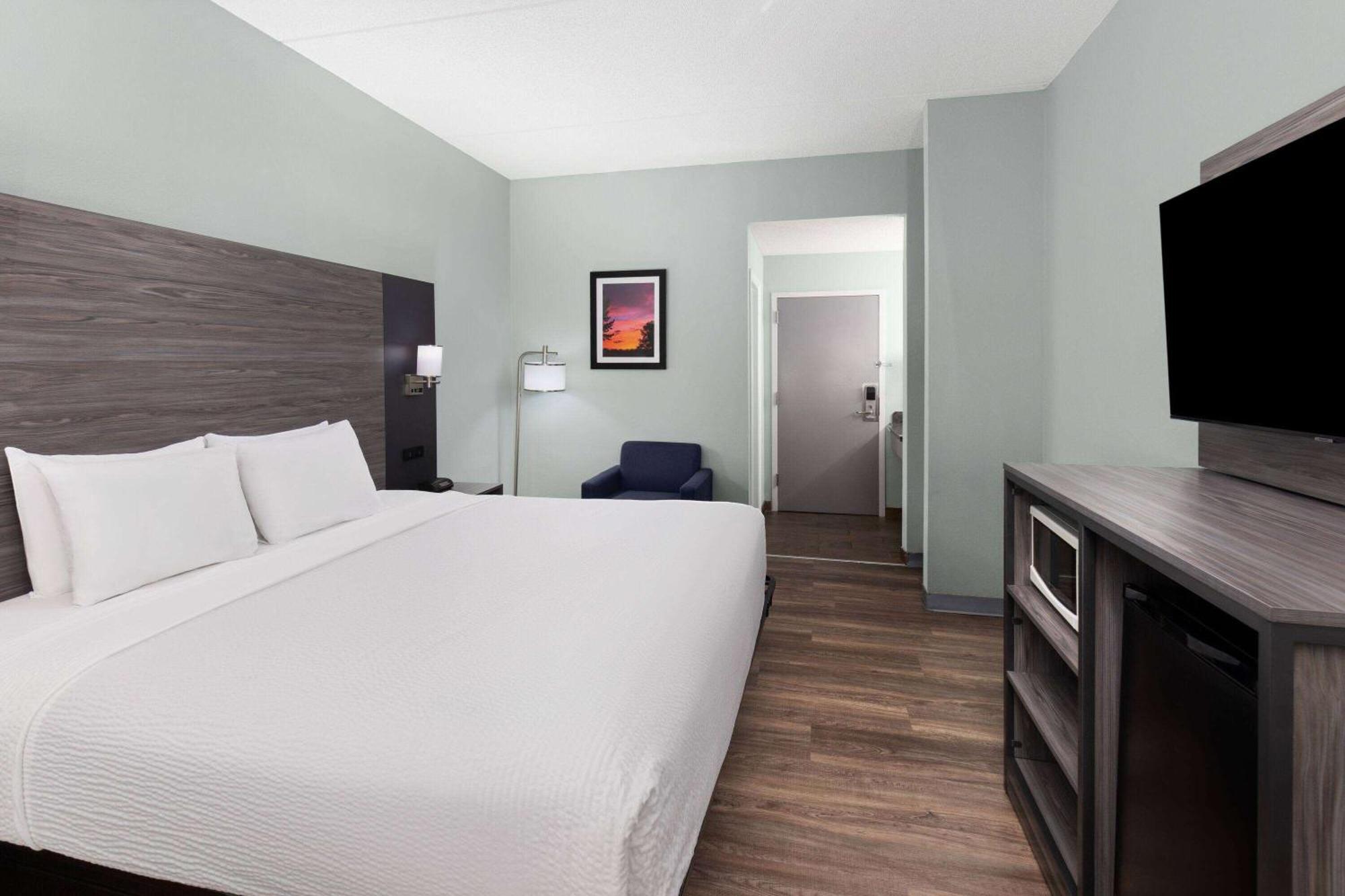 Baymont By Wyndham Creedmoor Hotel Exterior photo