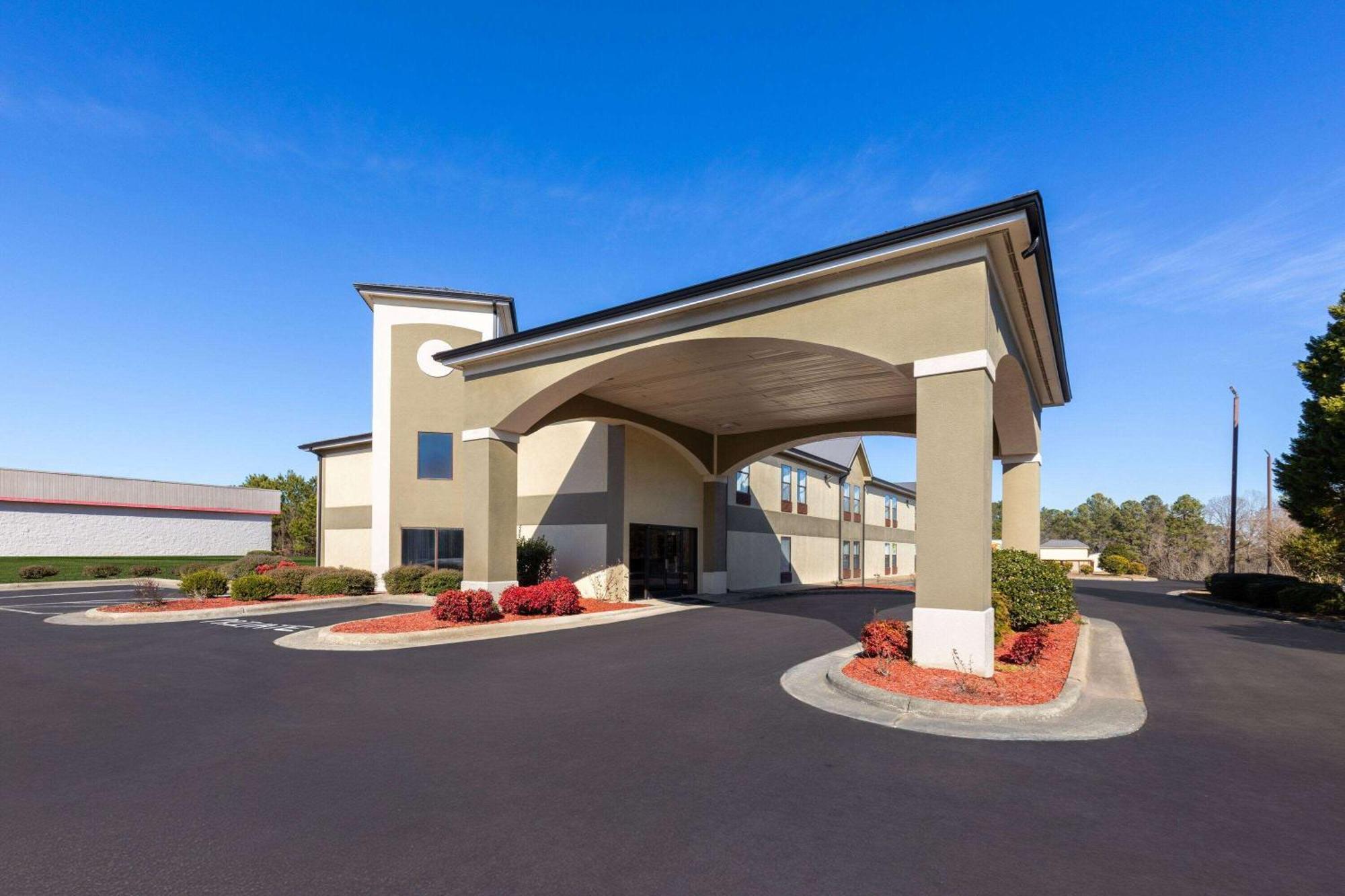 Baymont By Wyndham Creedmoor Hotel Exterior photo