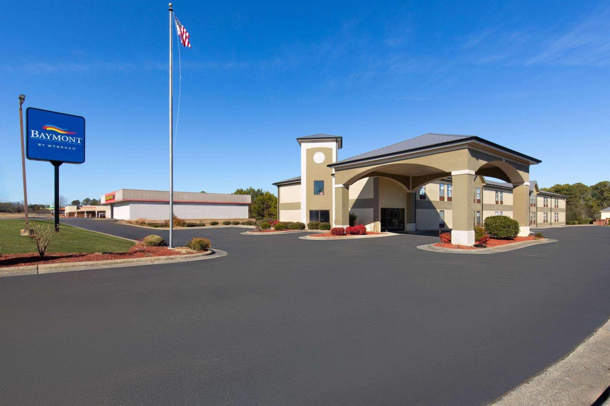 Baymont By Wyndham Creedmoor Hotel Exterior photo