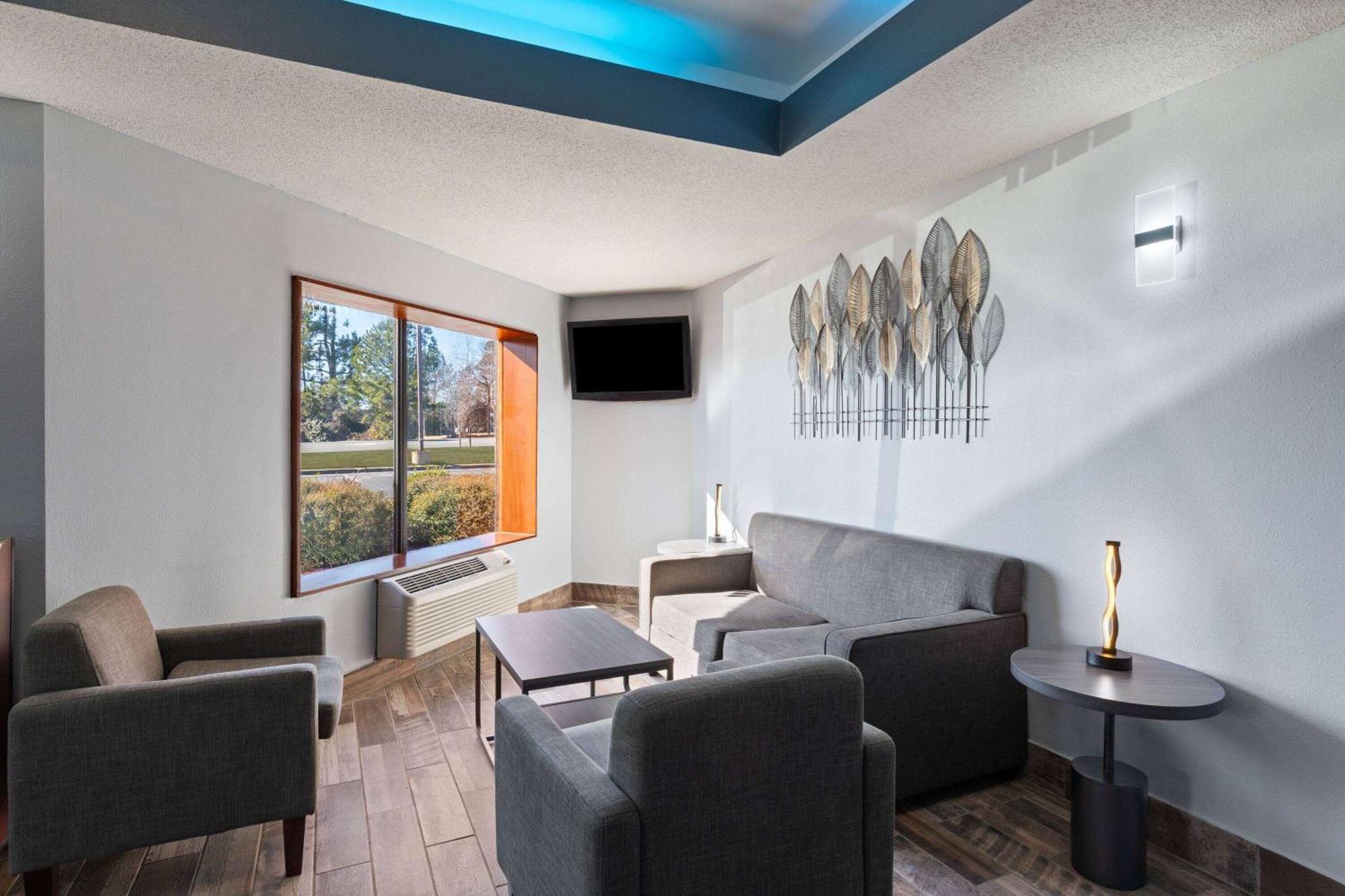 Baymont By Wyndham Creedmoor Hotel Exterior photo